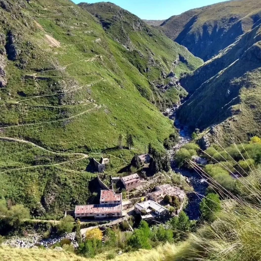 Pueblo escondido desde cerca